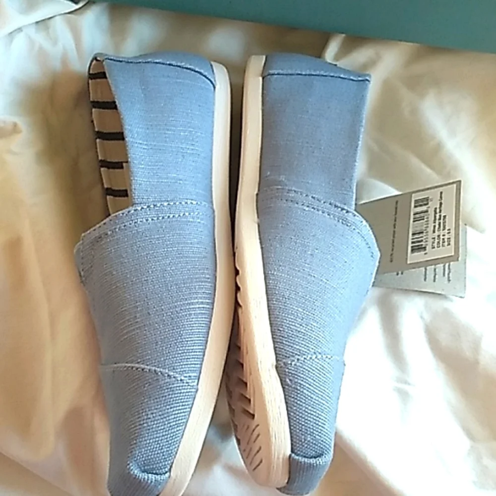 NIB Women's Toms light blue canvas shoes size 9.5 - Picture 3 of 9